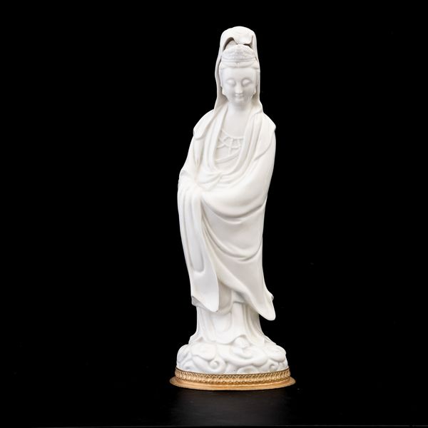 Figura di Guanyin stante in porcellana Blanc de Chine, Cina, Dinastia Qing, XIX secolo  - Asta Arte orientale - Associazione Nazionale - Case d'Asta italiane