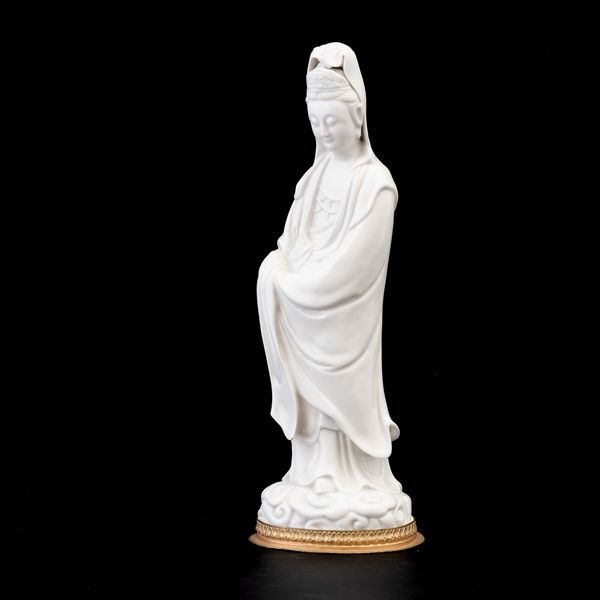 Figura di Guanyin stante in porcellana Blanc de Chine, Cina, Dinastia Qing, XIX secolo  - Asta Arte orientale - Associazione Nazionale - Case d'Asta italiane