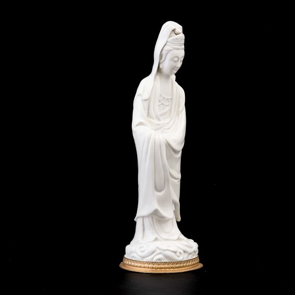 Figura di Guanyin stante in porcellana Blanc de Chine, Cina, Dinastia Qing, XIX secolo  - Asta Arte orientale - Associazione Nazionale - Case d'Asta italiane