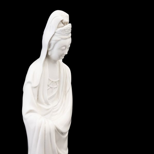 Figura di Guanyin stante in porcellana Blanc de Chine, Cina, Dinastia Qing, XIX secolo  - Asta Arte orientale - Associazione Nazionale - Case d'Asta italiane