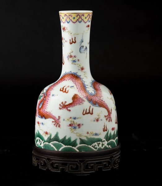 Vaso a bottiglia in porcellana con decoro di draghi tra le nuvole, Cina, Repubblica, XX secolo  - Asta Arte orientale - Associazione Nazionale - Case d'Asta italiane