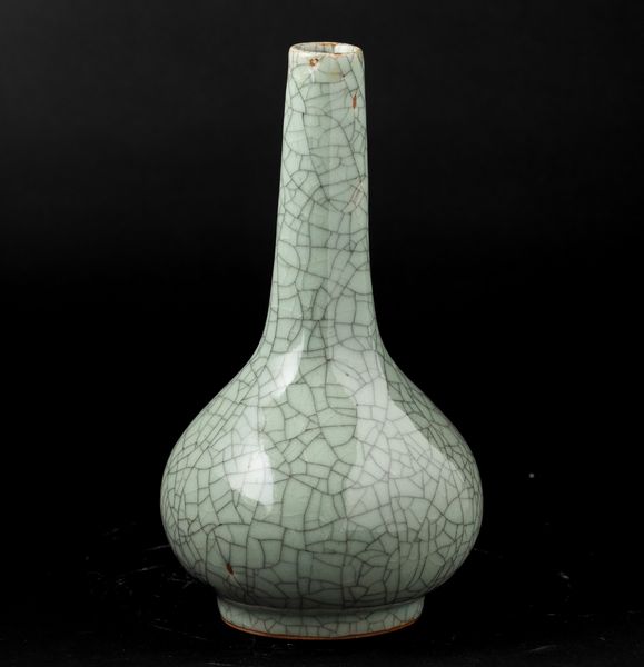 Vaso a bottiglia in porcellana Guan color Celadon, Cina, Dinastia Qing, XIX secolo  - Asta Arte orientale - Associazione Nazionale - Case d'Asta italiane