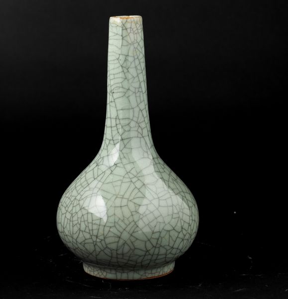 Vaso a bottiglia in porcellana Guan color Celadon, Cina, Dinastia Qing, XIX secolo  - Asta Arte orientale - Associazione Nazionale - Case d'Asta italiane