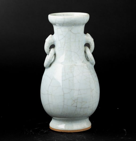 Vaso in porcellana Guan con anse ad anello e mascheroni, Cina, Dinastia Qing, XIX secolo  - Asta Arte orientale - Associazione Nazionale - Case d'Asta italiane