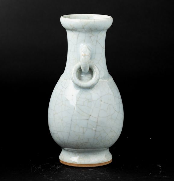 Vaso in porcellana Guan con anse ad anello e mascheroni, Cina, Dinastia Qing, XIX secolo  - Asta Arte orientale - Associazione Nazionale - Case d'Asta italiane