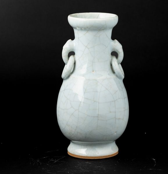 Vaso in porcellana Guan con anse ad anello e mascheroni, Cina, Dinastia Qing, XIX secolo  - Asta Arte orientale - Associazione Nazionale - Case d'Asta italiane