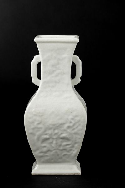 Vaso in porcellana monocroma bianca a doppia ansa con decori a rilievo, Cina, Dinastia Qing, XIX secolo  - Asta Arte orientale - Associazione Nazionale - Case d'Asta italiane