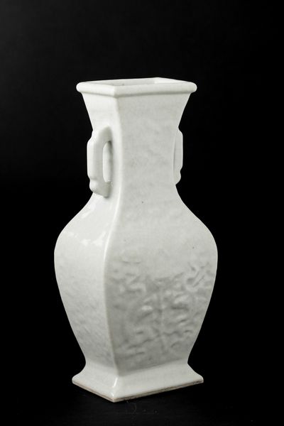 Vaso in porcellana monocroma bianca a doppia ansa con decori a rilievo, Cina, Dinastia Qing, XIX secolo  - Asta Arte orientale - Associazione Nazionale - Case d'Asta italiane