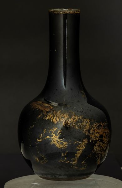 Vaso in porcellana monocroma nera con decoro di draghi lumeggiato in color oro, Cina, Dinastia Qing, XIX secolo  - Asta Arte orientale - Associazione Nazionale - Case d'Asta italiane