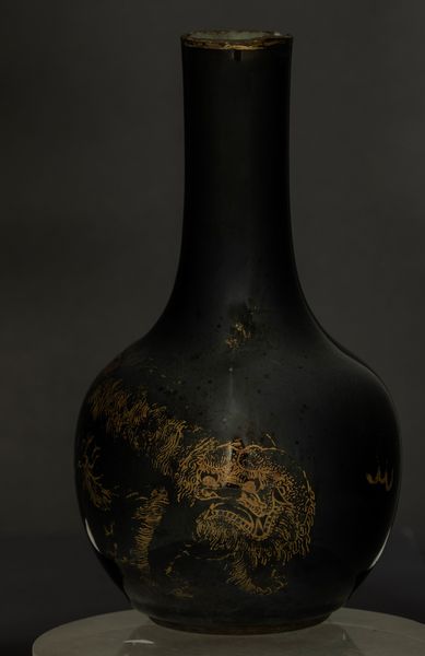 Vaso in porcellana monocroma nera con decoro di draghi lumeggiato in color oro, Cina, Dinastia Qing, XIX secolo  - Asta Arte orientale - Associazione Nazionale - Case d'Asta italiane