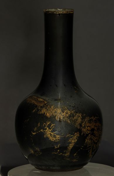 Vaso in porcellana monocroma nera con decoro di draghi lumeggiato in color oro, Cina, Dinastia Qing, XIX secolo  - Asta Arte orientale - Associazione Nazionale - Case d'Asta italiane