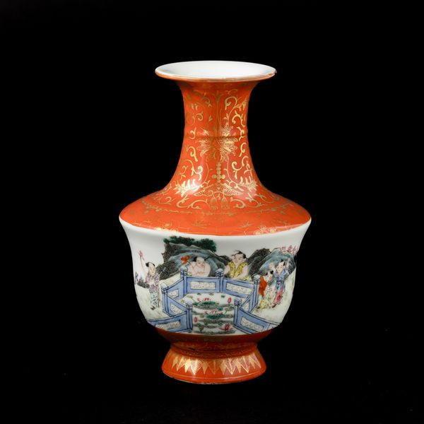 Piccolo vaso in porcellana con figure di fanciulli e decori floreali in color oro su fondo arancio, Cina, Repubblica, XX secolo  - Asta Arte orientale - Associazione Nazionale - Case d'Asta italiane