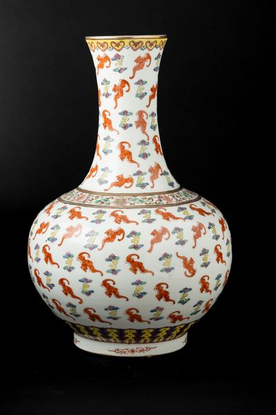 Vaso a bottiglia in porcellana con decoro di pipistrelli, Cina, XX secolo  - Asta Arte orientale - Associazione Nazionale - Case d'Asta italiane