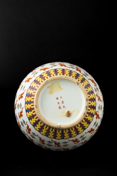 Vaso a bottiglia in porcellana con decoro di pipistrelli, Cina, XX secolo  - Asta Arte orientale - Associazione Nazionale - Case d'Asta italiane