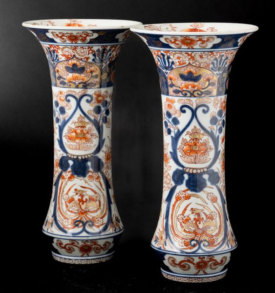 Coppia di vasi a tromba in porcellana Arita con decori floreali, Giappone, periodo Edo (1603-1868)  - Asta Arte orientale - Associazione Nazionale - Case d'Asta italiane