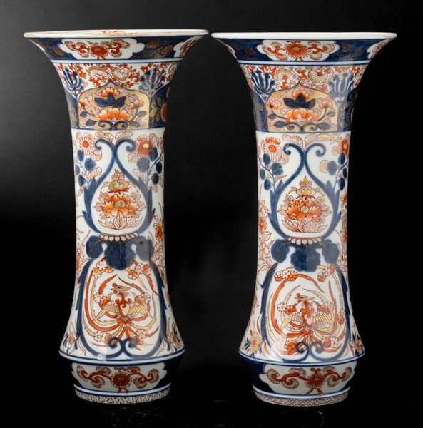 Coppia di vasi a tromba in porcellana Arita con decori floreali, Giappone, periodo Edo (1603-1868)  - Asta Arte orientale - Associazione Nazionale - Case d'Asta italiane