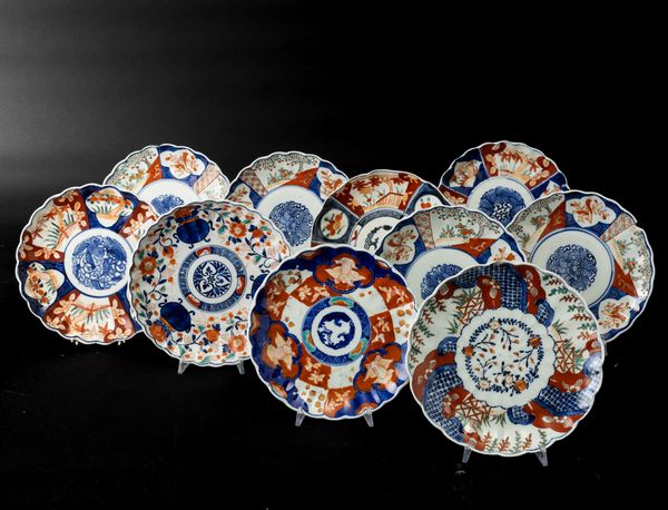 Lotto composto da dieci piatti in porcellana Imari con decori floreali entro riserve, Giappone, periodo Meiji (1868-1792)  - Asta Arte orientale - Associazione Nazionale - Case d'Asta italiane