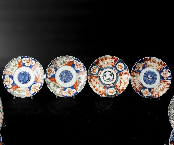 Lotto composto da dieci piatti in porcellana Imari con decori floreali entro riserve, Giappone, periodo Meiji (1868-1792)  - Asta Arte orientale - Associazione Nazionale - Case d'Asta italiane