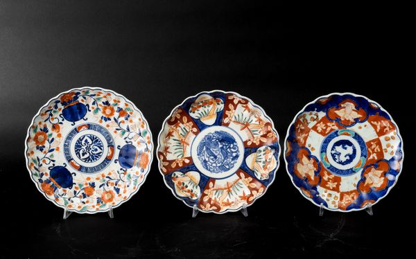 Lotto composto da dieci piatti in porcellana Imari con decori floreali entro riserve, Giappone, periodo Meiji (1868-1792)  - Asta Arte orientale - Associazione Nazionale - Case d'Asta italiane