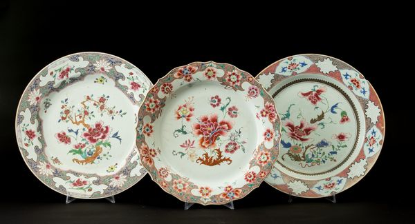 Tre piatti in porcellana Famiglia Rosa con decori floreali, Cina, Dinastia Qing, epoca Qianlong (1736-1796)  - Asta Arte orientale - Associazione Nazionale - Case d'Asta italiane