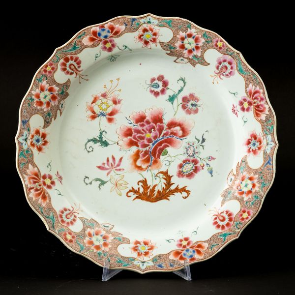 Tre piatti in porcellana Famiglia Rosa con decori floreali, Cina, Dinastia Qing, epoca Qianlong (1736-1796)  - Asta Arte orientale - Associazione Nazionale - Case d'Asta italiane