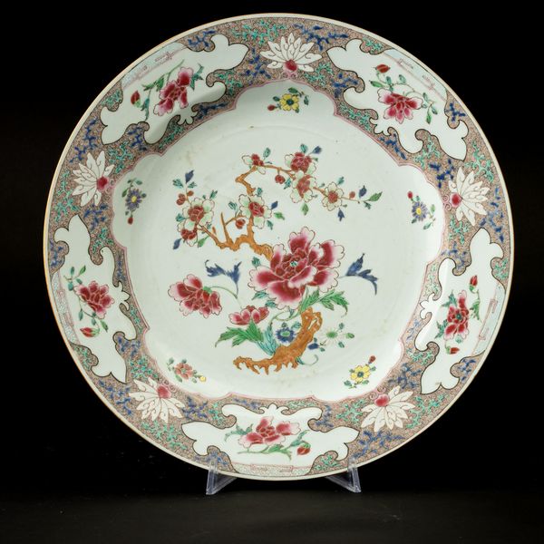 Tre piatti in porcellana Famiglia Rosa con decori floreali, Cina, Dinastia Qing, epoca Qianlong (1736-1796)  - Asta Arte orientale - Associazione Nazionale - Case d'Asta italiane