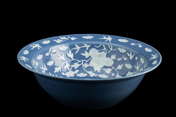 Bowl in porcellana con decoro naturalistico nei toni del bianco su fondo blu, Cina, Dinastia Qing, XIX secolo  - Asta Arte orientale - Associazione Nazionale - Case d'Asta italiane