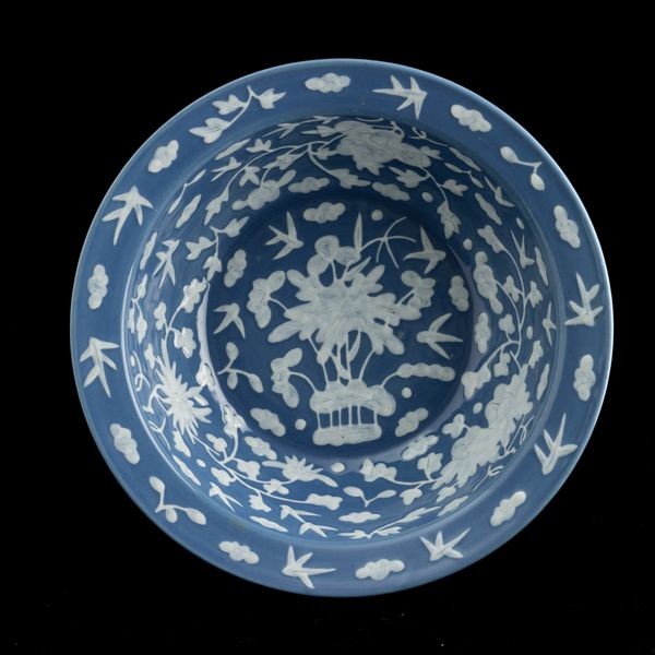 Bowl in porcellana con decoro naturalistico nei toni del bianco su fondo blu, Cina, Dinastia Qing, XIX secolo  - Asta Arte orientale - Associazione Nazionale - Case d'Asta italiane