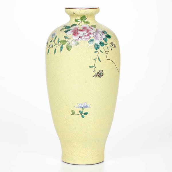 Vaso in porcellana con decori floreali e incisi su sfondo giallo, Cina, Dinastia Qing, XIX secolo  - Asta Arte orientale - Associazione Nazionale - Case d'Asta italiane