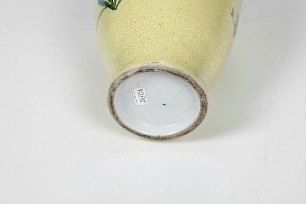 Vaso in porcellana con decori floreali e incisi su sfondo giallo, Cina, Dinastia Qing, XIX secolo  - Asta Arte orientale - Associazione Nazionale - Case d'Asta italiane