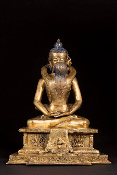 Figura di Buddha Sakyamuni in Yab-yum in bronzo dorato, Tibet, XIX secolo  - Asta Arte orientale - Associazione Nazionale - Case d'Asta italiane