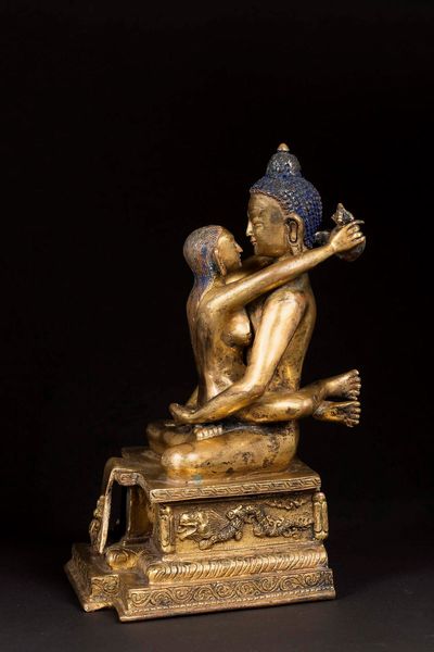 Figura di Buddha Sakyamuni in Yab-yum in bronzo dorato, Tibet, XIX secolo  - Asta Arte orientale - Associazione Nazionale - Case d'Asta italiane