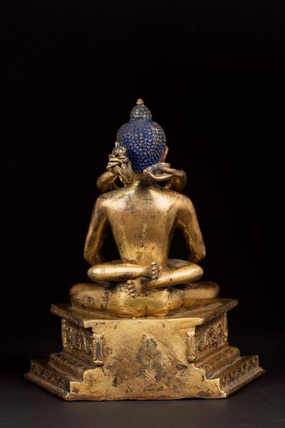 Figura di Buddha Sakyamuni in Yab-yum in bronzo dorato, Tibet, XIX secolo  - Asta Arte orientale - Associazione Nazionale - Case d'Asta italiane