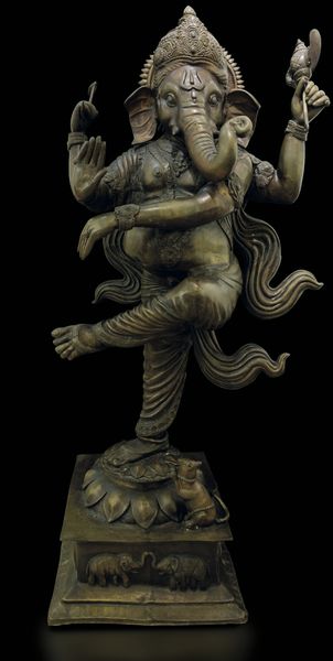 Grande scultura in ottone raffigurante Ganesh danzante, India, XX secolo  - Asta Arte orientale - Associazione Nazionale - Case d'Asta italiane