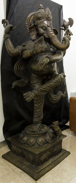 Grande scultura in ottone raffigurante Ganesh danzante, India, XX secolo  - Asta Arte orientale - Associazione Nazionale - Case d'Asta italiane