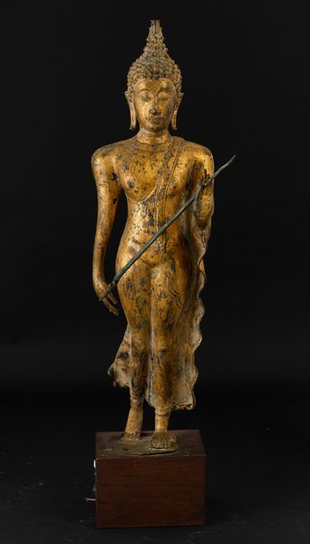 Figura di Buddha stante in bronzo dorato, Thailandia, Ayutthaya, XVII secolo  - Asta Arte orientale - Associazione Nazionale - Case d'Asta italiane