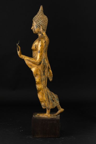 Figura di Buddha stante in bronzo dorato, Thailandia, Ayutthaya, XVII secolo  - Asta Arte orientale - Associazione Nazionale - Case d'Asta italiane