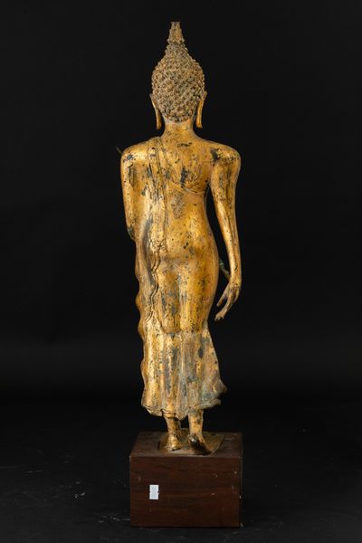 Figura di Buddha stante in bronzo dorato, Thailandia, Ayutthaya, XVII secolo  - Asta Arte orientale - Associazione Nazionale - Case d'Asta italiane