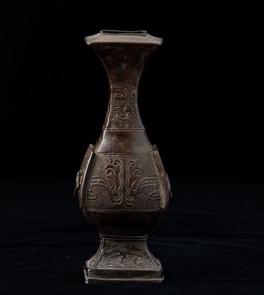 Vaso in bronzo con decori d'ispirazione arcaica incisi e a rilievo, Cina, Dinastia Ming, XVII secolo  - Asta Arte orientale - Associazione Nazionale - Case d'Asta italiane