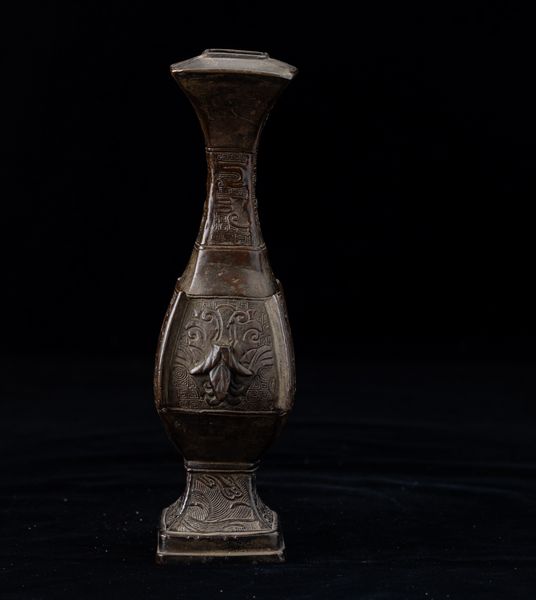 Vaso in bronzo con decori d'ispirazione arcaica incisi e a rilievo, Cina, Dinastia Ming, XVII secolo  - Asta Arte orientale - Associazione Nazionale - Case d'Asta italiane