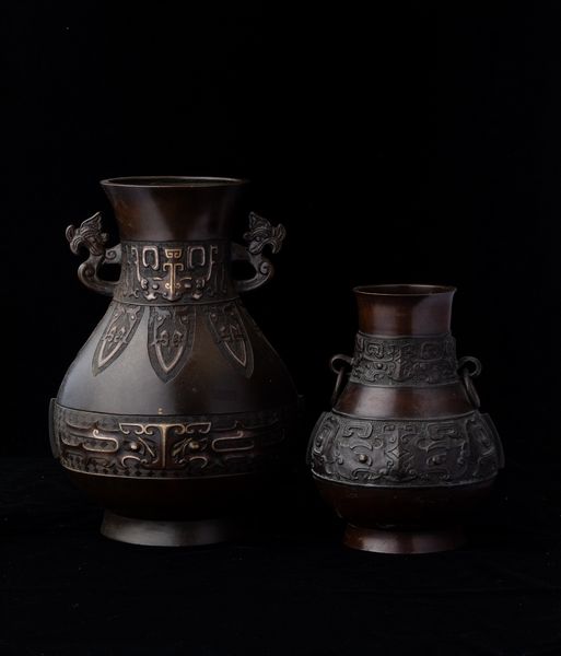 Due vasi in bronzo con anse e decori d'ispirazione arcaica, Cina, Dinastia Qing, XIX secolo  - Asta Arte orientale - Associazione Nazionale - Case d'Asta italiane