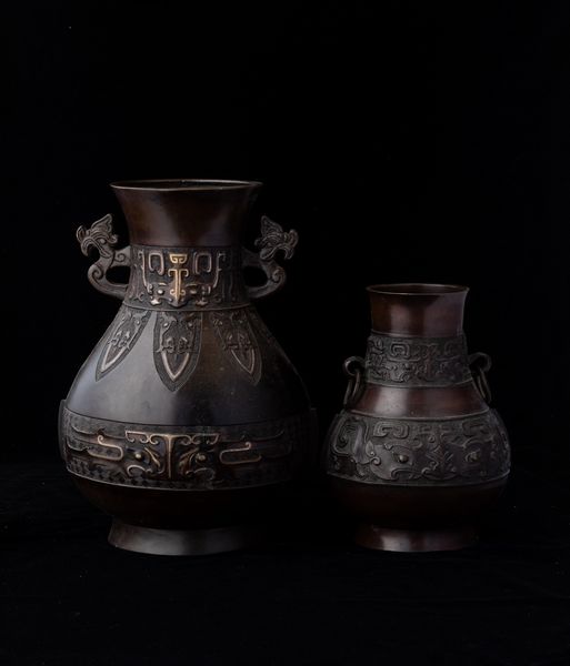 Due vasi in bronzo con anse e decori d'ispirazione arcaica, Cina, Dinastia Qing, XIX secolo  - Asta Arte orientale - Associazione Nazionale - Case d'Asta italiane