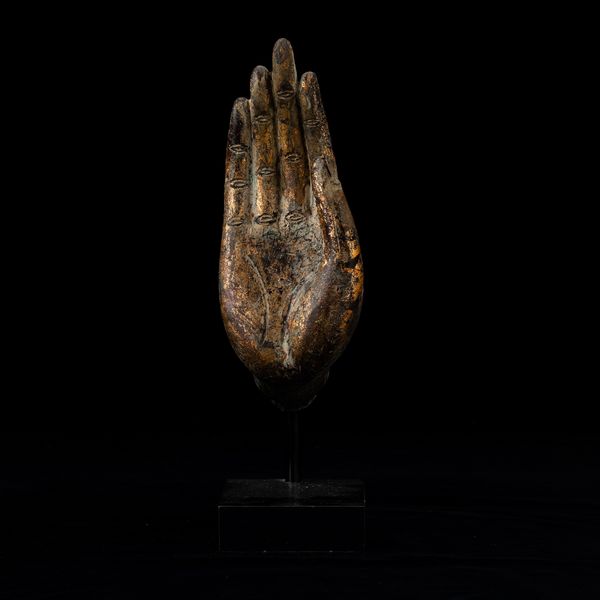 Mano benedicente in bronzo con tracce di doratura, Thailandia, XVIII secolo  - Asta Arte orientale - Associazione Nazionale - Case d'Asta italiane