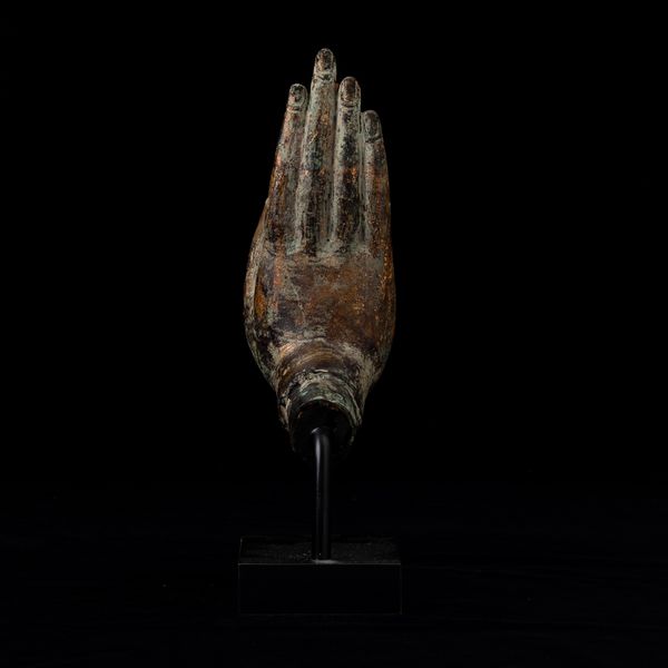 Mano benedicente in bronzo con tracce di doratura, Thailandia, XVIII secolo  - Asta Arte orientale - Associazione Nazionale - Case d'Asta italiane