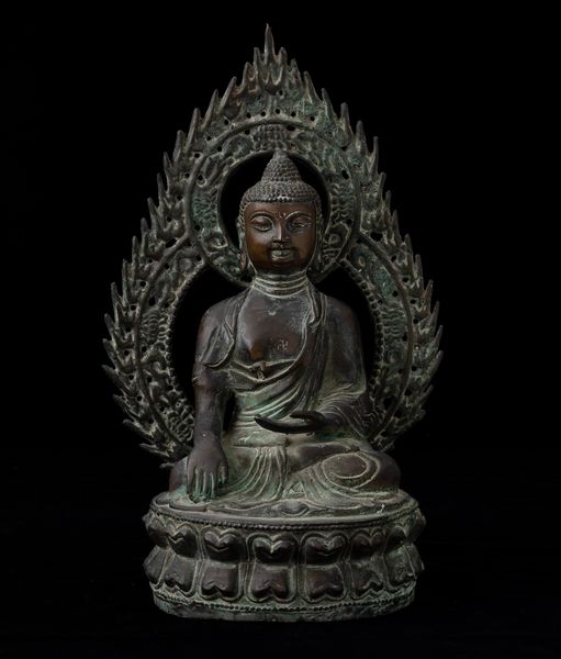 Figura in bronzo di Buddha Sakyamuni seduto su doppio fiore di lotto entro aura, Tibet, XX secolo  - Asta Arte orientale - Associazione Nazionale - Case d'Asta italiane