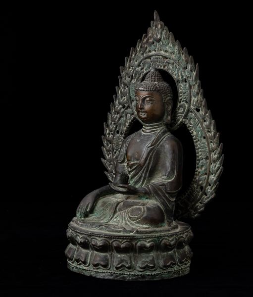 Figura in bronzo di Buddha Sakyamuni seduto su doppio fiore di lotto entro aura, Tibet, XX secolo  - Asta Arte orientale - Associazione Nazionale - Case d'Asta italiane