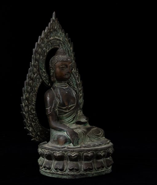 Figura in bronzo di Buddha Sakyamuni seduto su doppio fiore di lotto entro aura, Tibet, XX secolo  - Asta Arte orientale - Associazione Nazionale - Case d'Asta italiane