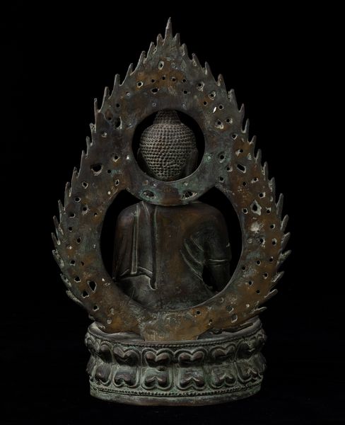 Figura in bronzo di Buddha Sakyamuni seduto su doppio fiore di lotto entro aura, Tibet, XX secolo  - Asta Arte orientale - Associazione Nazionale - Case d'Asta italiane