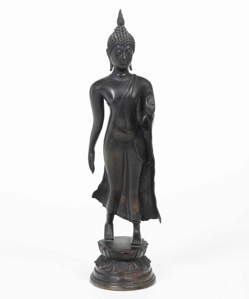 Figura di Buddha stante in bronzo, Thailandia, XIX secolo  - Asta Arte orientale - Associazione Nazionale - Case d'Asta italiane