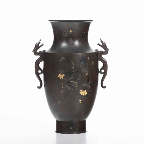 Vaso in bronzo con decori floreali parzialmente dorati e anse a foggia di draghetto, Giappone, periodo Meiji (1868-1912)  - Asta Arte orientale - Associazione Nazionale - Case d'Asta italiane